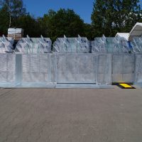 Bühnengitter aufgebaut mit Kabelbrücke